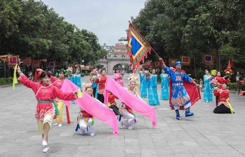 Được công nhận là Di sản văn hóa phi vật thể quốc gia năm 2014, lễ hội làng Lệ Mật bảo lưu nhiều giá trị độc đáo, đặc biệt, múa nghi lễ Giảo Long và lễ Đả ngư. Ảnh: Phan Phương – TTXVN