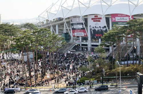Sân vận động chính Goyang ở Gyeonggi chật kín người hâm mộ và khán giả đến xem concert của BTS vào ngày 12/4. Ảnh: YONHAP