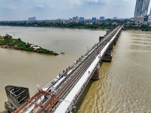 Cầu Long Biên cấm lưu thông hai chiều đường bộ trong thời gian sửa chữa để phục vụ thi công và bảo đảm an toàn. Ảnh: Trung Nguyên - TTXVN