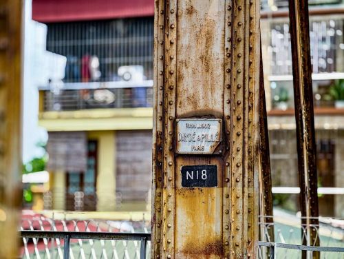 Cầu Long Biên hơn 120 năm tuổi đang được sửa chữa nhằm bảo đảm an toàn khai thác và kéo dài tuổi thọ công trình lịch sử. Ảnh: Trung Nguyên - TTXVN