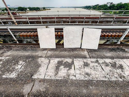 Phần mặt cầu bê tông sau khi sửa chữa sẽ góp phần cải thiện khả năng lưu thông qua cầu Long Biên, giảm rung lắc và xuống cấp cục bộ sau nhiều năm khai thác. Ảnh: Trung Nguyên - TTXVN