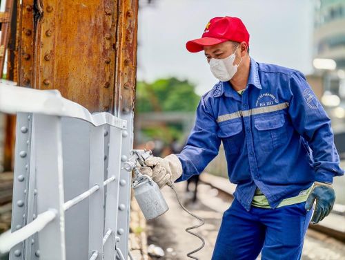 Công nhân thi công thay thế lan can cầu Long Biên theo phương án sửa chữa đã được phê duyệt. Ảnh: Trung Nguyên - TTXVN