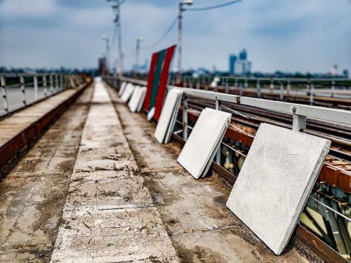 Phần mặt cầu bê tông sau khi sửa chữa sẽ góp phần cải thiện khả năng lưu thông qua cầu Long Biên, giảm rung lắc và xuống cấp cục bộ sau nhiều năm khai thác. Ảnh: Trung Nguyên - TTXVN
