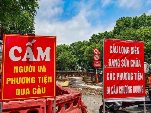 Phương tiện giao thông được điều tiết sang cầu Chương Dương trong thời gian sửa chữa mặt đường bộ cầu Long Biên. Ảnh: Trung Nguyên - TTXVN