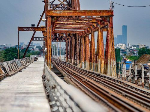 Những mảng bê tông mới dần hoàn thiện trên mặt cầu Long Biên. Ảnh: Trung Nguyên - TTXVN