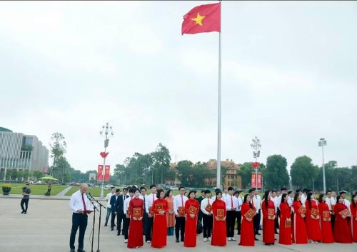 Phó Giáo sư, Tiến sĩ Nguyễn Hữu Huế, Bí thư Đảng ủy Trường đại học Thủy lợi báo công dâng Bác những kết quả nổi bật của nhà trường.