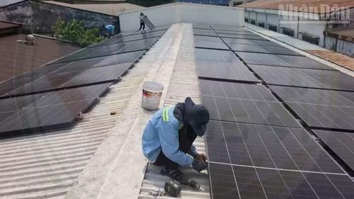 Đầu tư điện mặt trời mái nhà trở thành lựa chọn thiết thực trong mùa nắng nóng. Khi người dân chuyển từ “người tiêu dùng” sang “người sản xuất năng lượng”. (Ảnh: NGUYỄN TRUNG)