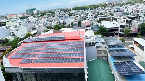  Tại khu vực phía nam tỉnh Khánh Hòa không khó để bắt gặp các hệ thống pin mặt trời được lắp đặt trên mái nhà dân, cơ sở sản xuất hay các hộ kinh doanh. (Ảnh: NGUYỄN TRUNG) 