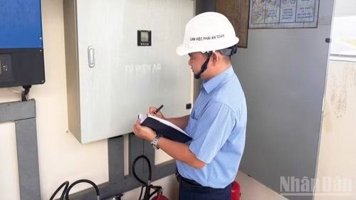  Cán bộ kỹ thuật Công ty Điện lực Khánh Hòa kiểm tra vận hành hệ thống điện mặt trời tại đơn vị. (Ảnh: đơn vị cung cấp) 