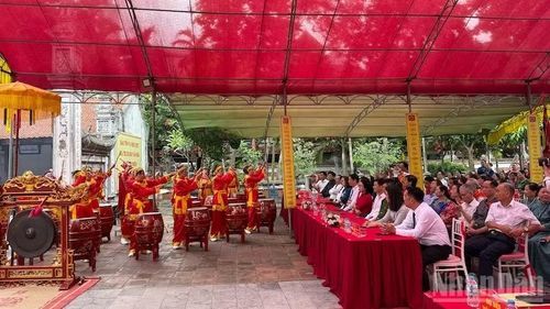 Biểu diễn trống hội tại lễ khai mạc.