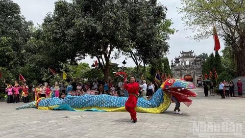 Màn múa diệt Giảo Long được đông đảo người xem chờ mong, cổ vũ nhiệt tình.