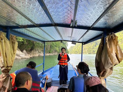 Biểu diễn hát then phục vụ du khách tham quan hồ Ba Bể.