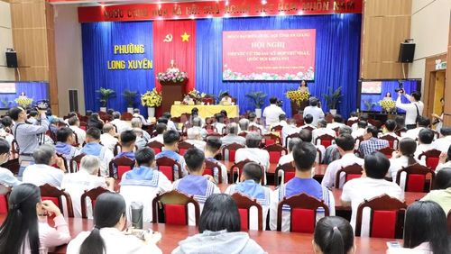 Quang cảnh buổi tiếp xúc cử tri.