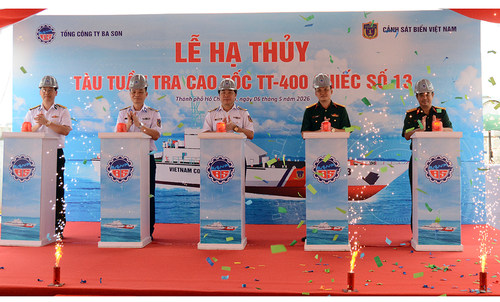 Các đại biểu bấm chuông phát lệnh hạ thủy tàu tuần tra cao tốc TT-400 chiếc số 13.