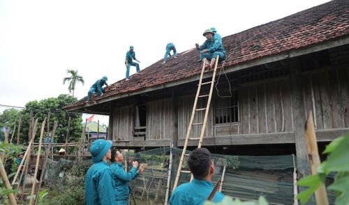 Chính quyền địa phương đang phối hợp với người dân khắc phục hậu quả tại xã Thanh Bình Thọ.