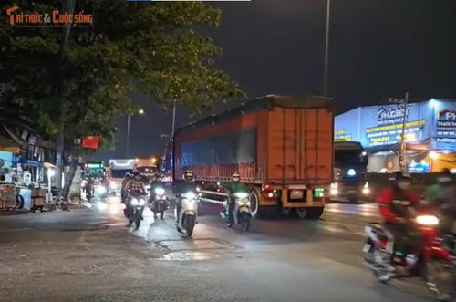 Người đi đường không thể tin vào mắt mình khi thấy xe đầu kéo container lù lù chạy ngược chiều.