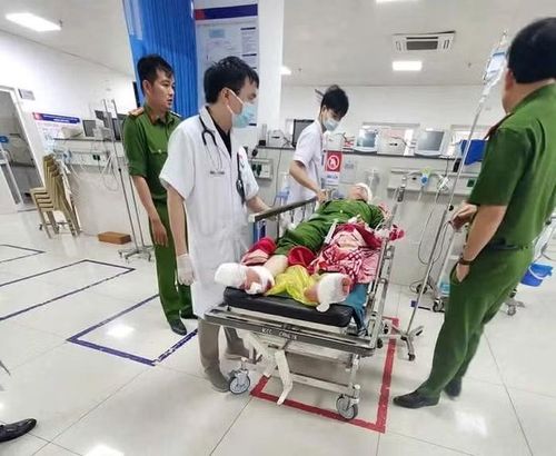 Đại úy Hoàng Trung H. đã được phẫu thuật sọ não và nối lại phần bàn chân bị đứt lìa.