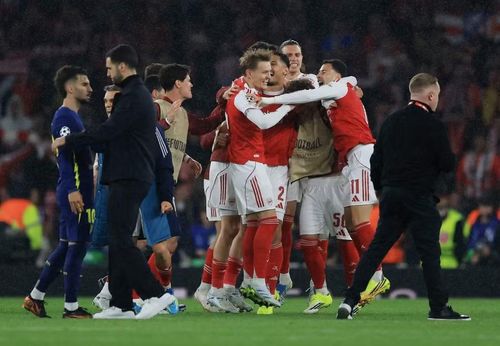 Thầy trò HLV Mikel Arteta ăn mừng tấm vé vào chung kết Champions League lần đầu tiên kể từ năm 2006.