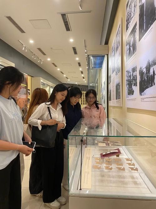 Các bạn trẻ tham quan, tìm hiểu về huy hiệu "Chiến sĩ Điện Biên Phủ" tại không gian trưng bày của Bảo tàng Lịch sử Quốc gia.