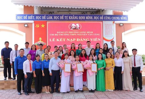 Tập thể sư phạm Trường THPT Nguyễn Văn Tăng, Đoàn phường Long Bình chúc mừng các nữ sinh tiêu biểu.
