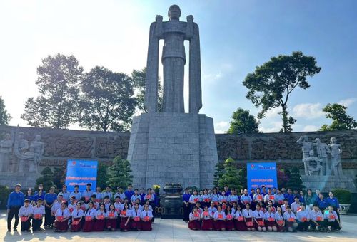 Thời gian qua, Đoàn phường Long Bình tích cực tạo nhiều hoạt động ý nghĩa để tuổi trẻ địa phương được rèn luyện, trưởng thành. Trong ảnh là buổi lễ kết nạp đội viên và dâng hương, dâng hoa tại Nghĩa trang Liệt sĩ TPHCM.