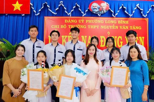 Các giáo viên chủ nhiệm và bạn bè tặng hoa chúc mừng 3 nữ sinh vừa được kết nạp Đảng.