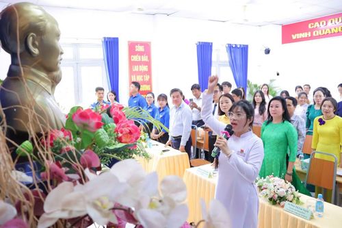 Nữ sinh Nguyễn Ngọc Lan Anh đọc lời tuyên thệ tại buổi lễ.
