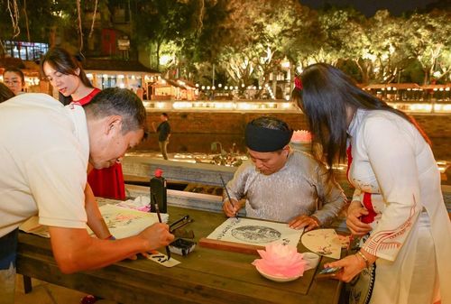 Bên cạnh đó, du khách có dịp tìm hiểu, trải nghiệm không gian làng nghề với hoạt động chế tác nến, viết thư pháp, tạo đèn hoa đăng.