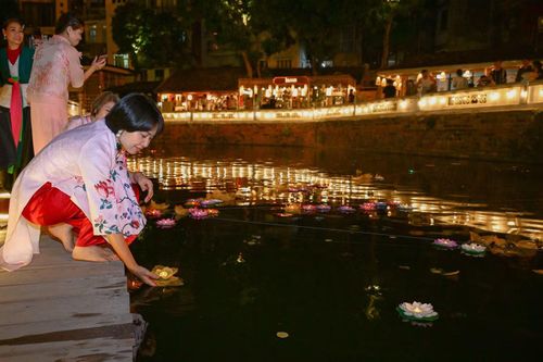 Những ngọn hoa đăng cùng tỏa sáng trên mặt nước, phản chiếu bóng Thủy Đình cổ kính, không gian di tích như được “đánh thức” trong một diện mạo mới – vừa linh thiêng, vừa giàu tính thẩm mỹ.