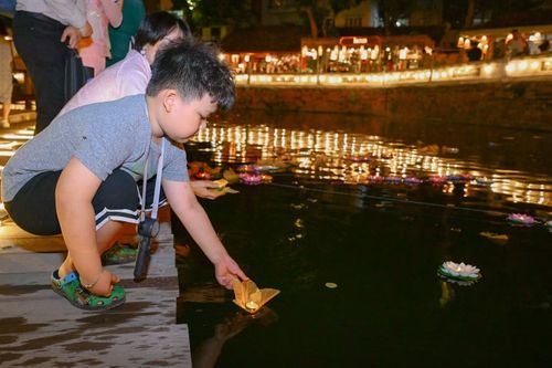 Điểm nhấn của chương trình là nghi thức thỉnh đăng và thả hoa đăng tại Hồ Văn.