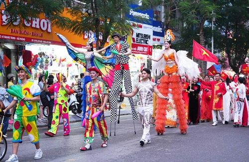 Các hoạt động tại khu vực dải vườn hoa trung tâm và Nhà hát thành phố dịp Lễ hội Hoa Phượng Đỏ - Hải Phòng năm 2025.