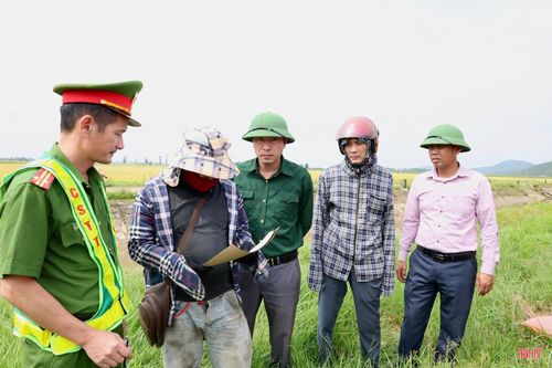 Cùng với đó, UBND xã Hồng Lộc đã tăng cường công tác chỉ đạo, phối hợp với lực lượng công an xã trực tiếp xuống các chân ruộng để kiểm tra, nắm bắt tình hình hoạt động của các máy gặt, kịp thời chấn chỉnh, xử lý các trường hợp nâng giá, chèn ép giá, đảm bảo quyền lợi cho bà con nông dân.