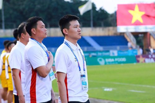 HLV Phan Như Thuật chịu nhiều áp lực bởi sự kỳ vọng "thay tướng đổi vận" của người hâm mộ. Ảnh: Báo Nghệ An.