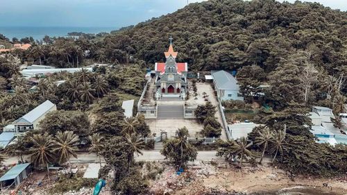 Nhà thờ Giáo họ Phanxicô Xaviê trên đảo Hòn Tre Lớn được xây dựng từ năm 2017, là cơ sở tôn giáo quy mô nhất trên đảo. (Ảnh: Văn Sĩ/TTXVN)