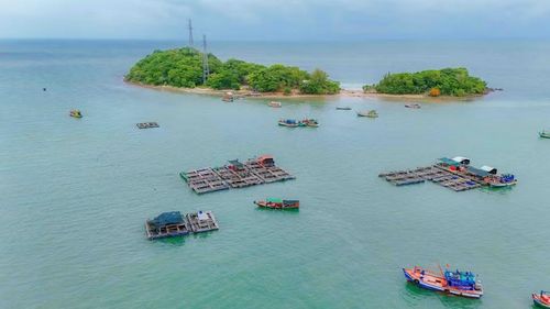 Sinh kế của người dân trên quần đảo Hải Tặc chủ yếu dựa vào nuôi cá lồng bè, khai thác hải sản và làm du lịch. (Ảnh: Thanh Liêm/TTXVN)