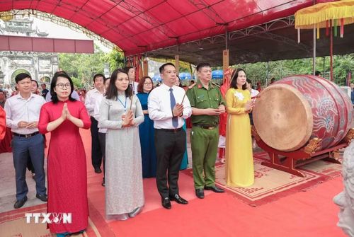 Đại biểu và du khách thập phương lễ Thánh trước khi hòa mình vào không khí sôi động, đậm đà bản sắc văn hóa truyền thống của ngày hội làng Lệ Mật. (Ảnh: Phan Phương/TTXVN)