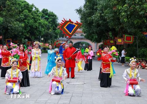 Lễ hội làng Lệ Mật là một trong chuỗi hoạt động kỷ niệm 983 năm ngày Đức Thánh lập "Thập Tam trại" (là Hoàng Đức Nghĩa, người làng Lệ Mật thời Lý có công chém thủy quái, cứu công chúa và được vua ban thưởng, sau đó khai khẩn vùng đất hoang phía Tây kinh thành Thăng Long, lập nên 13 làng trại trù phú vào thế kỷ 11) và tôn vinh Di sản Văn hóa Phi vật thể Quốc gia. (Ảnh: Khánh Hòa/TTXVN)