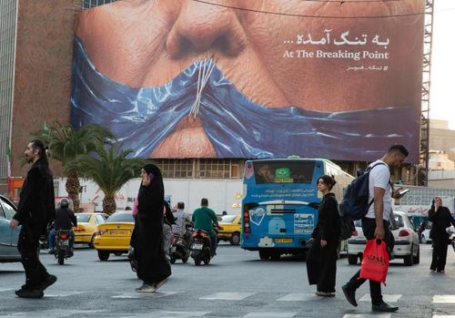 Một biển quảng cáo ở Tehran ngụ ý eo biển Hormuz bị đóng cửa trước sự bất lực của chính quyền Tổng thống Trump. Ảnh: The New York Times.