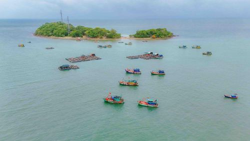 Sinh kế của người dân trên quần đảo Hải Tặc chủ yếu dựa vào nuôi cá lồng bè, khai thác hải sản và làm du lịch. Ảnh: Thanh Liêm/TTXVN
