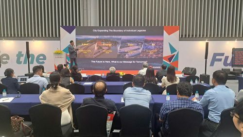 Trình bày tham luận của đại diện Huawei.