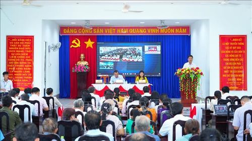 Quang cảnh hội nghị tiếp xúc cử tri.