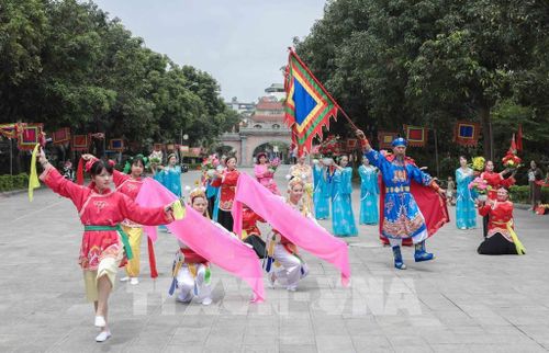 Được công nhận là Di sản văn hóa phi vật thể quốc gia năm 2014, lễ hội làng Lệ Mật bảo lưu nhiều giá trị độc đáo, đặc biệt, múa nghi lễ Giảo Long và lễ Đả ngư. Ảnh: Phan Phương – TTXVN