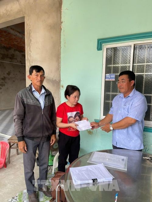 Chính quyền hỗ trợ người dân bị ảnh hưởng thiên tai. Ảnh: TTXVN phát