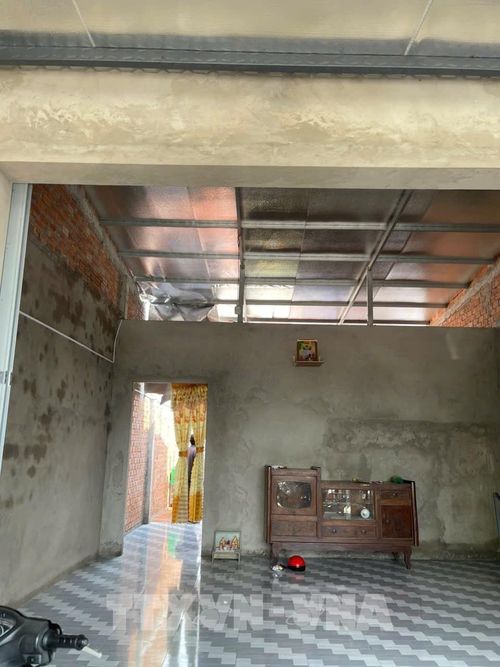 Mưa dông làm sập, tốc mái 37 căn nhà tại xã Thanh Bình, tỉnh Đồng Tháp. Ảnh: TTXVN phát