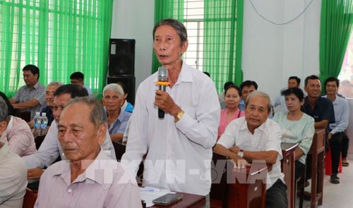 Cử tri nêu ý kiến, kiến nghị tại buổi tiếp xúc. Ảnh: Hồng Thái – TTXVN