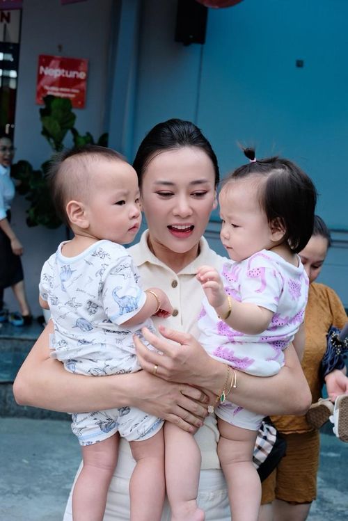 Phương Oanh đón cặp song sinh vào tháng 5/2024 nhờ phương pháp thụ tinh trong ống nghiệm (IVF).