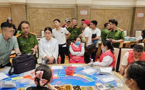 Lực lượng Công an Lạng Sơn bắt quả tang tụ điểm tổ chức đánh bạc và đánh bạc ở biên giới Tân Thanh. Ảnh: CA