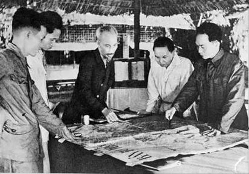 Ngày 6/12/1953, Bộ Chính trị tổ chức cuộc họp dưới sự chủ trì của Chủ tịch Hồ Chí Minh để nghe Tổng Quân ủy báo cáo và duyệt lần cuối kế hoạch tác chiến Đông - Xuân 1953 - 1954, đồng thời quyết định mở Chiến dịch Điện Biên Phủ với quyết tâm tiêu diệt bằng được tập đoàn cứ điểm này. Ảnh: Tư liệu TTXVN