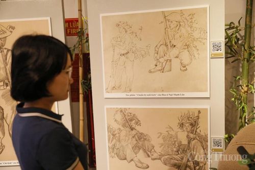 Khoảnh khắc khách tham quan lắng đọng trước những hình ảnh tái hiện tại bảo tàng, lưu giữ dấu ấn hành trình về nguồn đầy ý nghĩa.