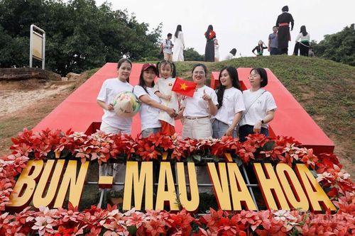 Rất nhiều du khách đã đến với Điện Biên dịp này như một dịp để tri ân các thế hệ đã ngã xuống vì độc lập, tự do của Tổ quốc